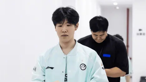 AL战队击败BLG：电子竞技大战中的战术失误与精彩瞬间